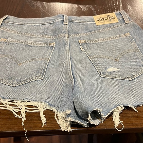 Silver Tab Levi's Mom Shorts Distressed Light Wash 2.5" - Picture 3 of 4
